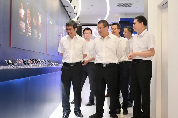 李滨董事长一行参观K8凯发展锐2022上半年成果展.jpg